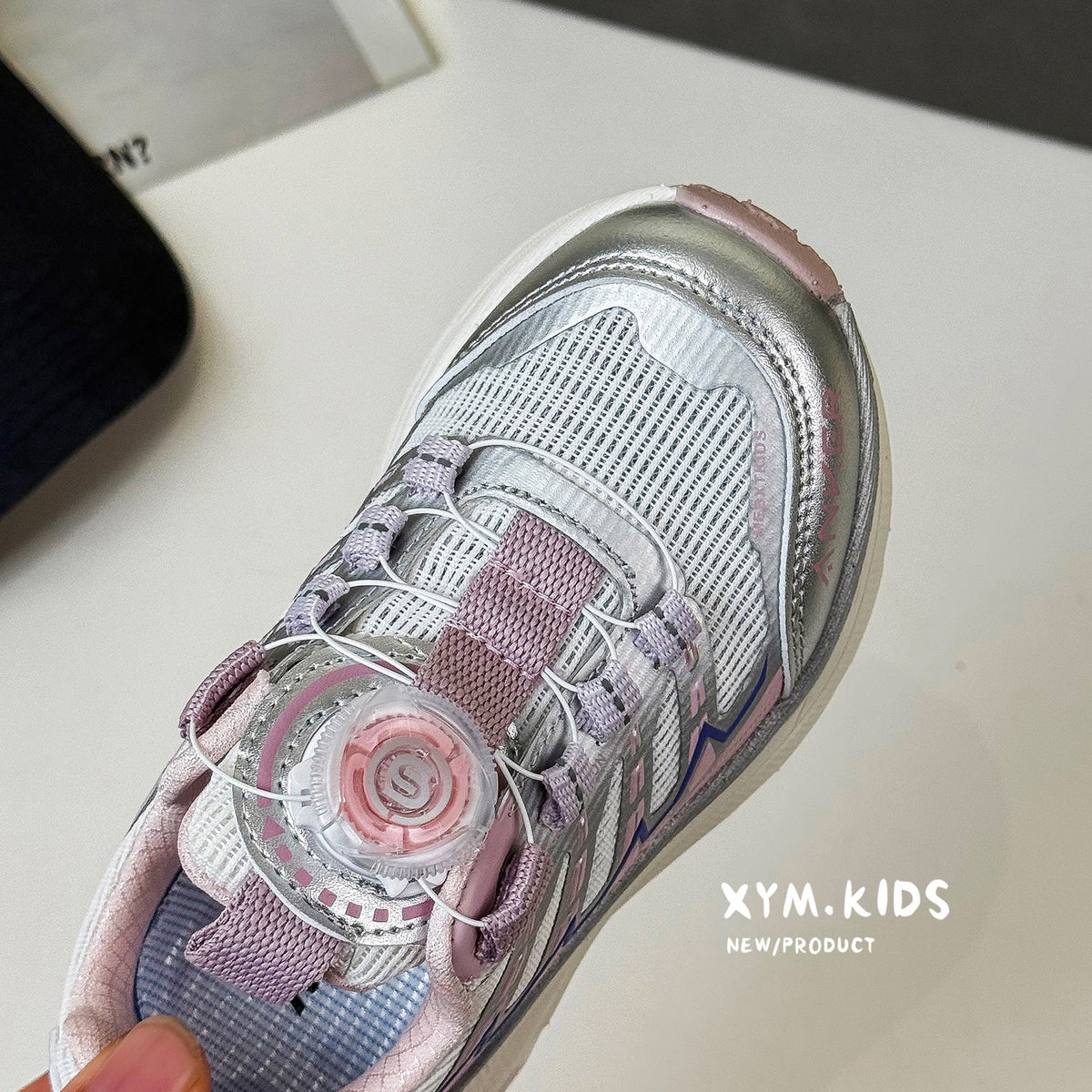 Children's Fashion Rotating Buckle Lightweight Breathable Outdoor Children's Sports Shoes