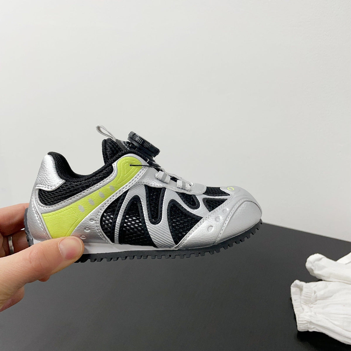 Children's Retro Style Light Comfortable Outdoor Rotating Button Children's Sports Shoes
